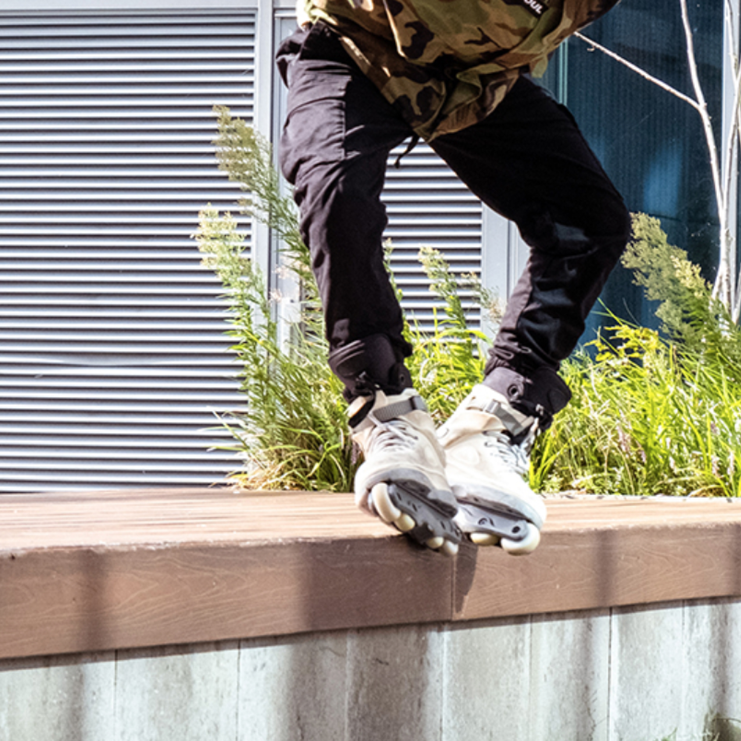 Skater die een grind doet