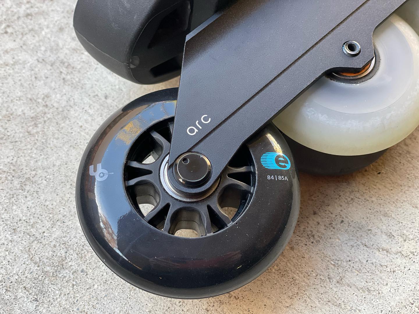 Axle Double 8mm Rocker Allan/Hex M4 L35mm Black 4-pack
