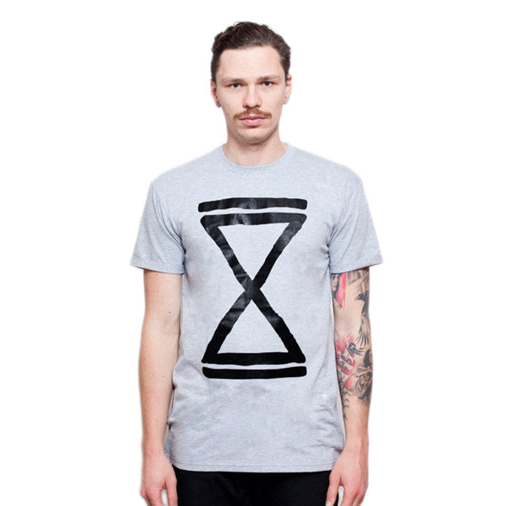 TBJP Sanduhr Logo T-Shirt